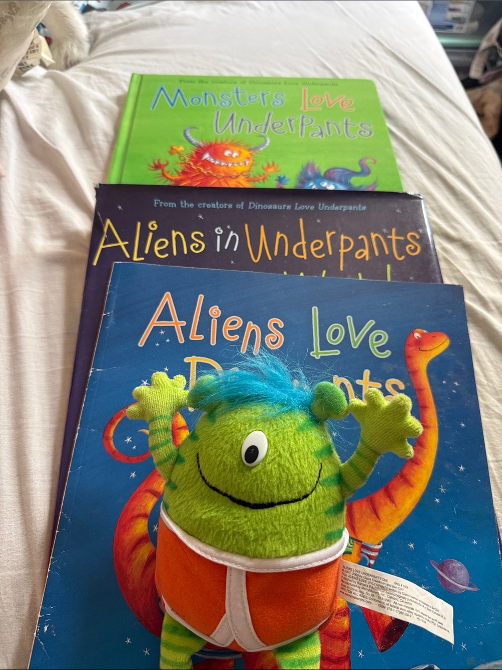 Books Aliens & monsters with stuffed matching alien